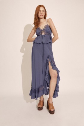 Camisola Amari com detalhes em renda em azul-pó | Blusas femininas Bardot Fashion