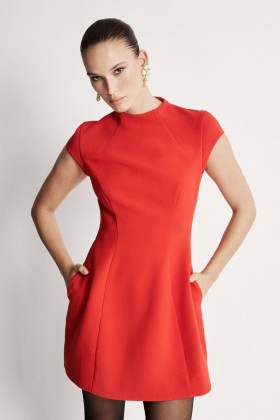  Mini abito a clessidra Delphi in rosso intenso | Abiti da cocktail e da festa Bardot da donna