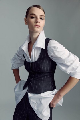  Azilia Topp med knapper i grå striper | Bardot-mote topper for kvinner