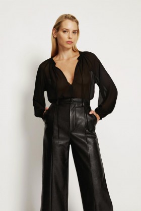  Landen avslappet bluse i svart | Dame Bardot motetopper