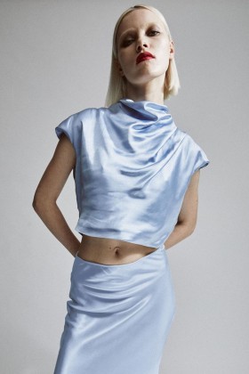  Satynowy top Auria w kolorze jasnoniebieskim | Modne damskie topy bardot